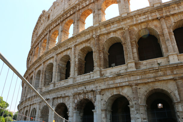 斗兽场是古罗马最重要的地标，位于斗兽场广场图片下载