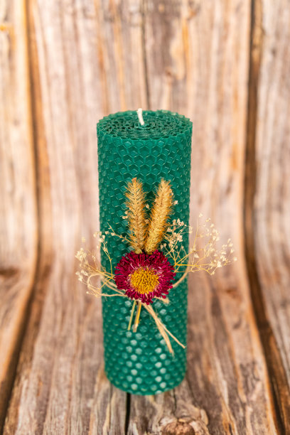 绿色蜂蜜蜡烛手工从天然蜡在木板的背景。元素来自天然材料。圣诞或新年作文。照片的明信片。图片下载