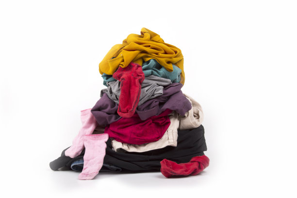白色背景下的脏衣服等着洗图片下载
