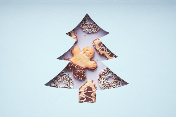 用姜饼做的圣诞树。圣诞节的象征，节日的概念图片下载