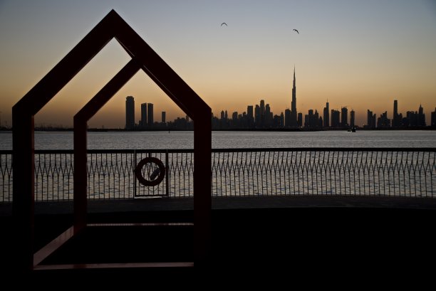 从迪拜河港和迪拜运河到市中心和商业湾的迪拜天际线，阿拉伯联合酋长国图片下载
