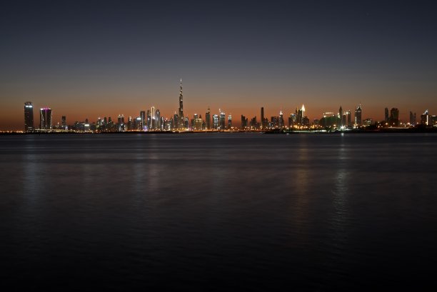从迪拜河港和迪拜运河到市中心和商业湾的迪拜天际线，阿拉伯联合酋长国图片下载