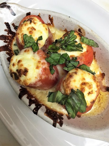 免费版税照片-最畅销的开胃菜-网站，食物博客，或广告的最佳食物背景-乳清干酪塞番茄顶部新鲜罗勒的孤立特写-美味的食物照片-菜单艺术-最喜欢的热开胃菜图片下载