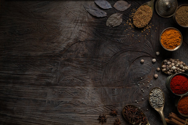 印度食物调料香料装饰背景在木桌上俯视图。亚洲有机药草菜肴调味风味在厨房板，辣椒辛辣的味道概念图片下载