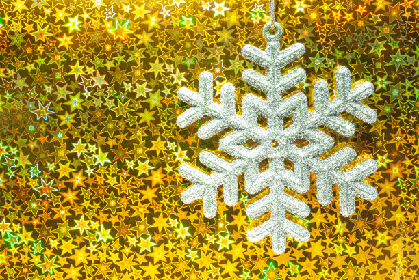 圣诞树玩具雪花在一个闪亮的背景。图片下载