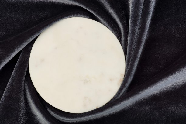 大理石讲台和蓬松的干树枝顶视图上的黑色天鹅绒纹理背景。用于化妆品展示、促销销售的空橱窗。复制空间白色大理石基座背景。图片下载