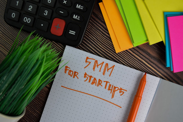 SMM For Startups在孤零零的木桌上写书。图片下载