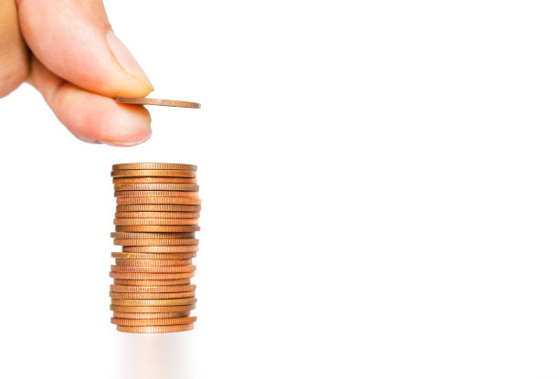 商人手把铜币堆成长起来孤立在白色的背景上。节省资金，财务增长，创业，经济预算和投资理念。图片下载