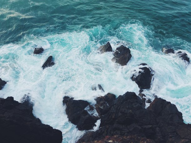 在新南威尔士州，汹涌的海水撞击岩石图片下载