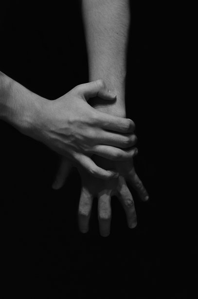 黑白特写照片的男人的手图片下载