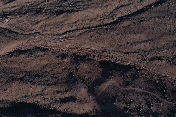 鸟瞰两条路通过岩石景观与大变化的浮雕图片下载