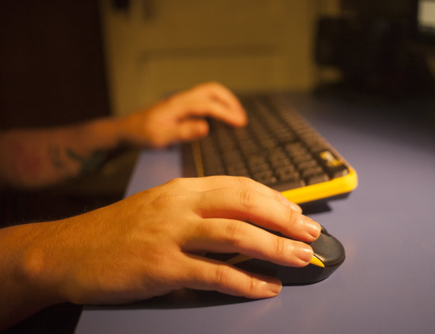 男手放在电脑鼠标库存照片…图片下载