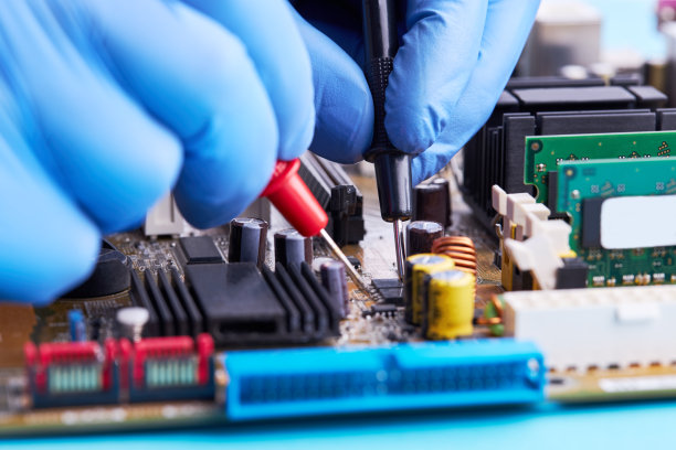 技术员工程师修理计算机硬件。电脑维修服务理念。电子行业的概念。闭合电路板图片下载