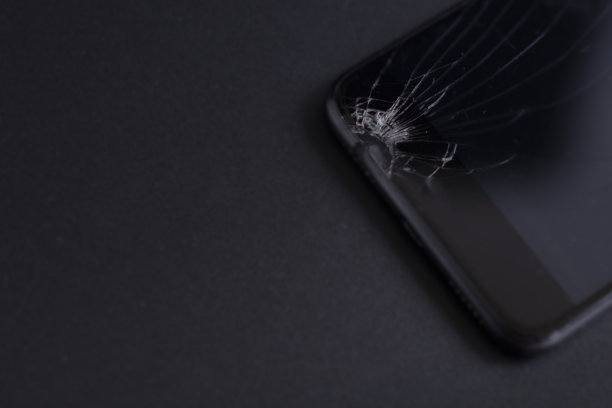 黑色背景下破碎的手机屏幕图片下载