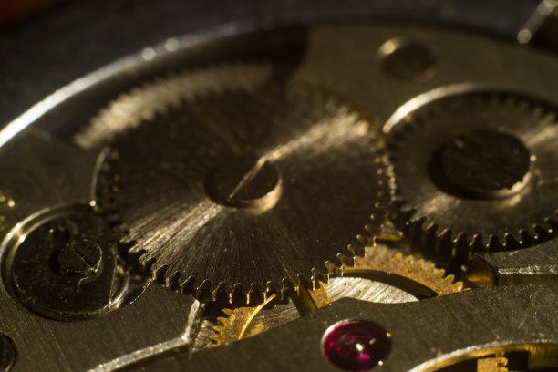 一个古董钟表装置的齿轮的特写图片下载