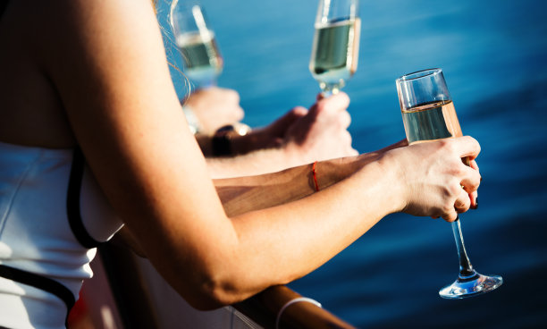 香槟酒杯在宴会祝酒时的照片图片下载