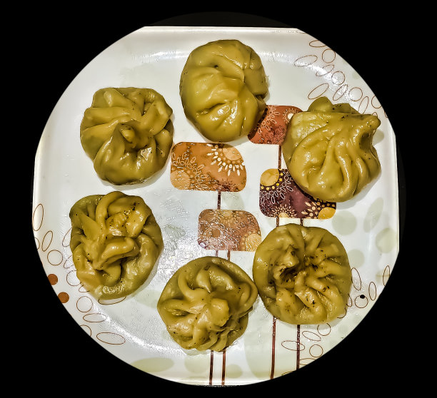 馍馍装在陶瓷盘子里。图片下载