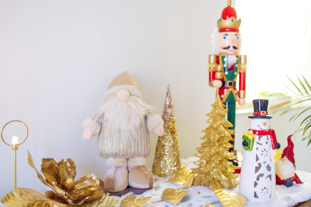 装饰精美的圣诞节餐具柜图片下载