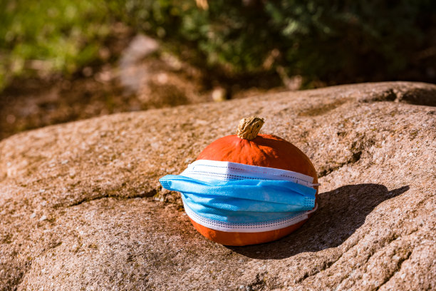 带着一次性口罩的北海道南瓜形象，显示了抗击冠状病毒的夸张图片下载