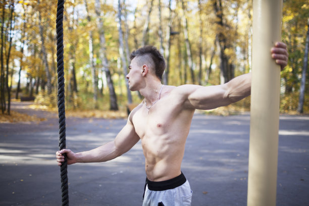 肖像强壮性感英俊的运动员在户外体育馆图片下载