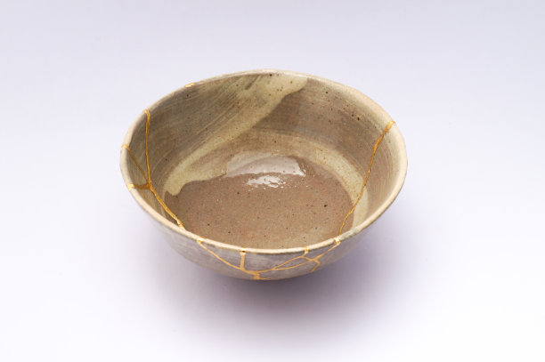用金木技术修复的日本米色古董破碗图片下载