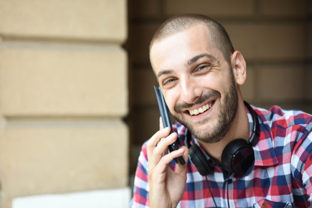 微笑的男人打电话图片下载