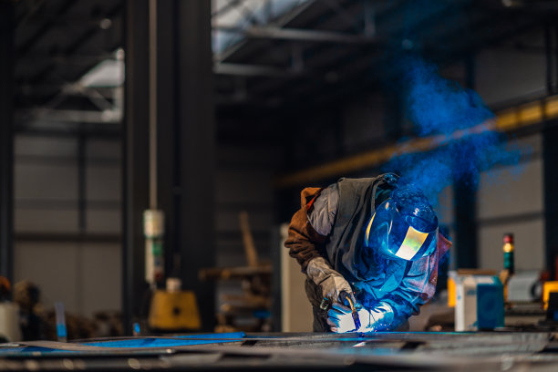 带防护面罩的专业焊机图片下载