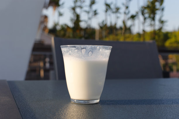 桌上有一杯酸奶图片下载