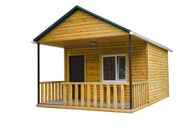 白色背景上孤立的木屋。在避暑小屋中建造一个新的木制浴室图片下载