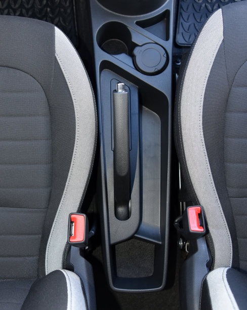 现代汽车内部的手动刹车。汽车停车制动。图片下载