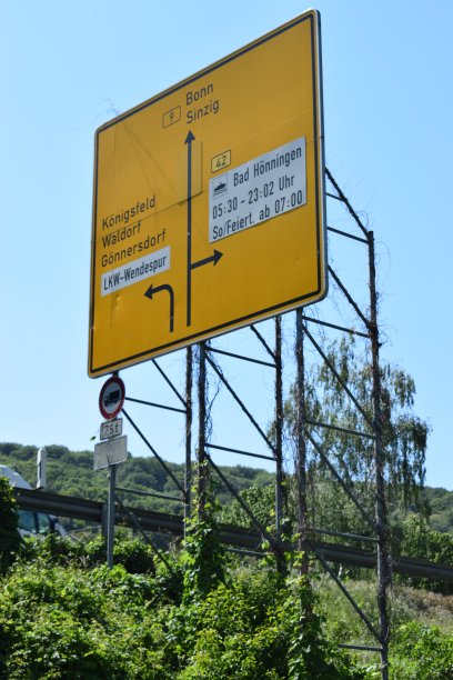 莱茵河流域波恩和雷麦根的交通标志图片下载