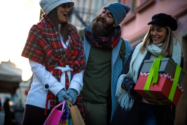 和朋友一起购物的乐趣图片下载