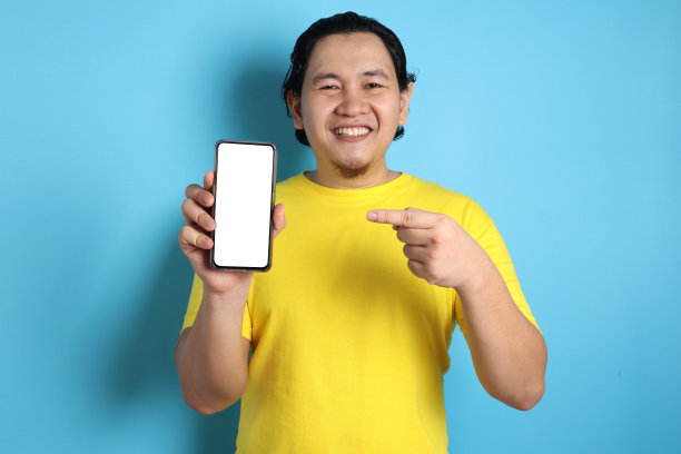 男子展示智能手机模拟图片下载