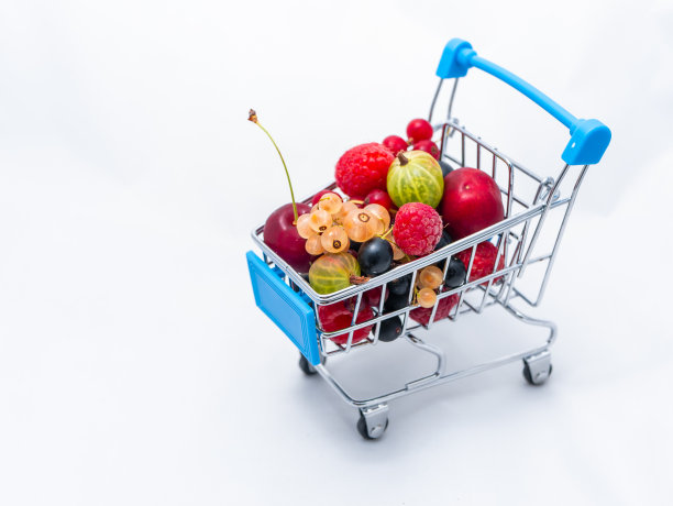迷你购物车装满了新鲜的维生素浆果孤立的白色背景图片下载