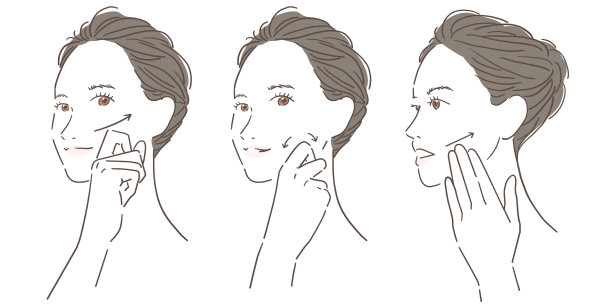 女人在做面部按摩图片下载