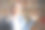 快乐的亚洲穆斯林女图书管理员戴着头巾微笑图片下载