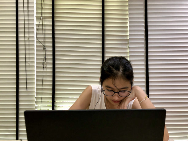 新冠肺炎疫情期间在家学习和工作图片下载