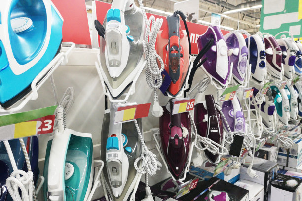 家电商店不同种类的熨斗图片图片下载