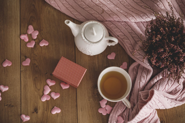一杯热茶，一份爱的礼物和一个情人节的小礼盒图片下载