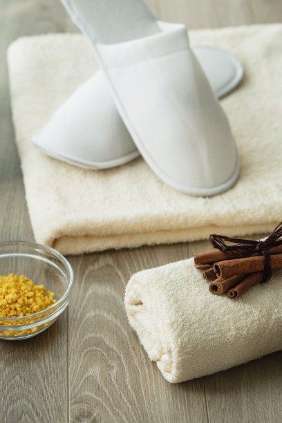 装饰在一个设置为温泉浴巾和拖鞋图片下载