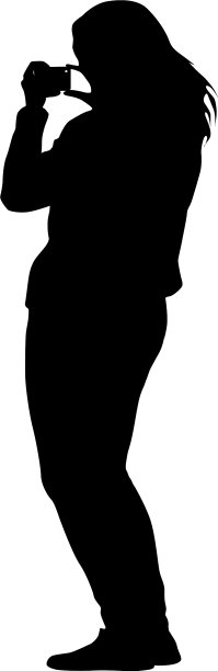 女性用智能手机自拍的剪影图片下载