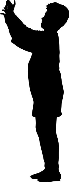 女性用智能手机自拍的剪影图片下载