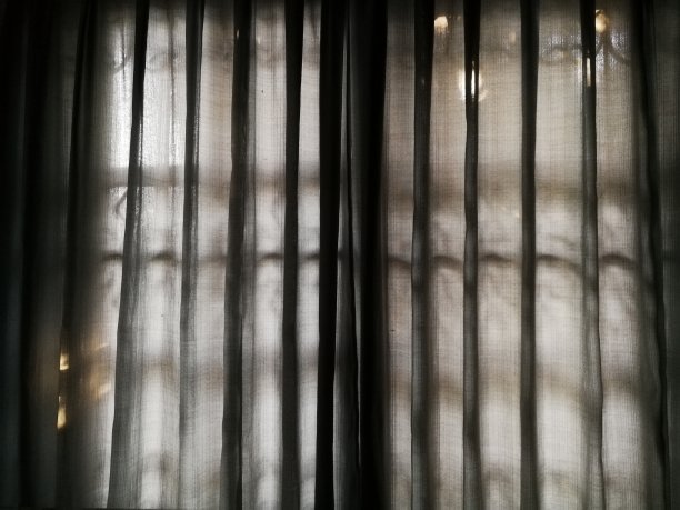 早晨透过透明窗帘的柔和光线。图片下载