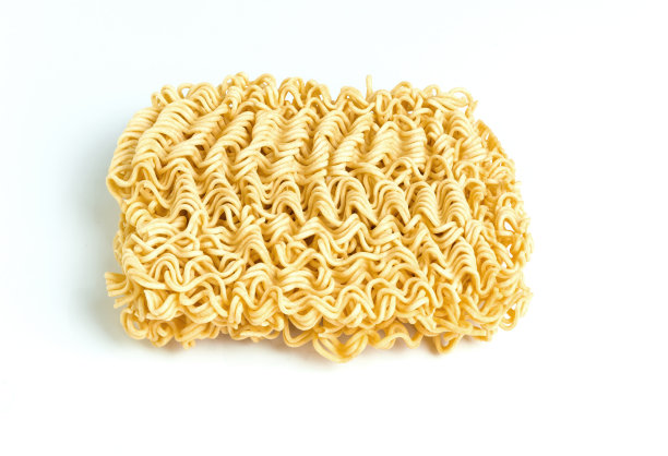 方便面，孤立在白色背景。图片下载