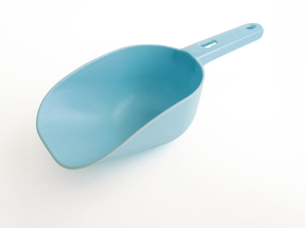 蓝色塑料宠物食品铲孤立在白色背景。空塑料狗和宠物食物铲，勺子干食物，测量喂养幼犬配件。图片下载