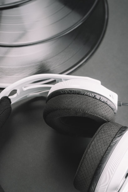 黑白背景上的耳机和黑胶唱片的DJ作曲图片下载