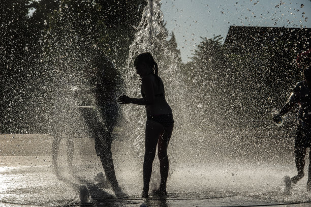 在城市的喷泉里玩耍图片下载