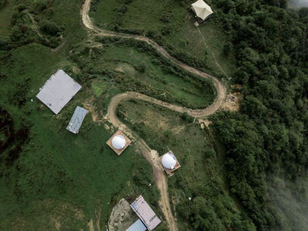 在山径之上。图片下载