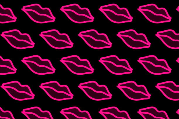 明亮的设置粉红色的嘴唇在黑色背景孤立。模式的吻。霓虹灯闪烁着美丽女性的嘴唇。化妆品。口红、润发油。诱人的背景。的嘴。图片下载