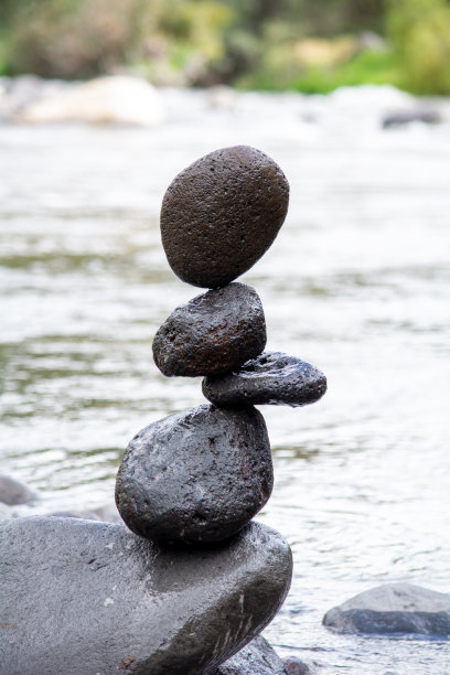 石头在河中平衡，自然艺术冥想和瑜伽为灵魂图片下载